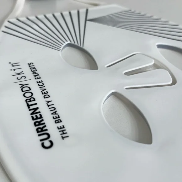 CURRENTBODY skin led light therapy mask